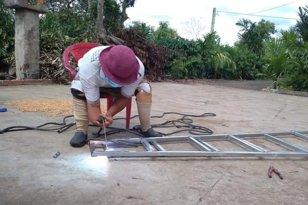 Cụt 2 chân, 1 tay vì vài giây bất cẩn - 1 Cụt 2 chân, 1 tay vì vài giây bất cẩn - 1