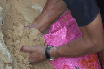 Dân làng chài Nhơn Lý khẩn trương gia cố nhà cửa trước bão Kalmaegi