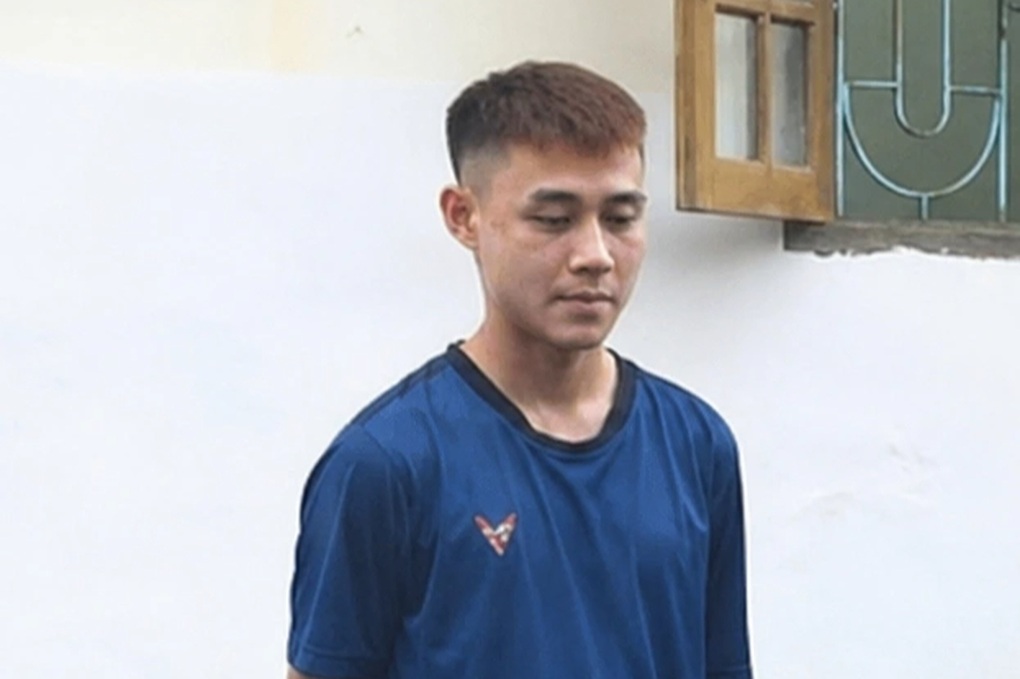 Công an xử lý thanh niên nằm sấp trên yên lái xe máy - 1 Công an xử lý thanh niên nằm sấp trên yên lái xe máy - 1