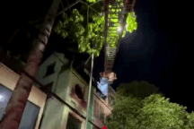 Giải cứu đôi vợ chồng trong căn nhà cháy bị khóa trái cửa