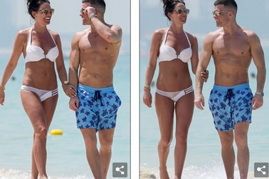 Cựu hoa hậu Anh khoe dáng thon sau khi sinh con thứ 4