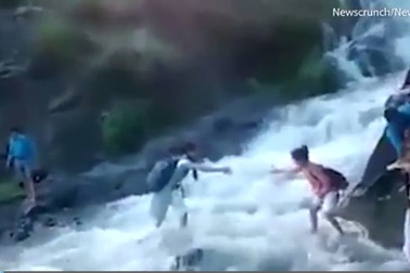 Thót tim cảnh học sinh băng qua dòng nước chảy xiết để kịp tới lớp