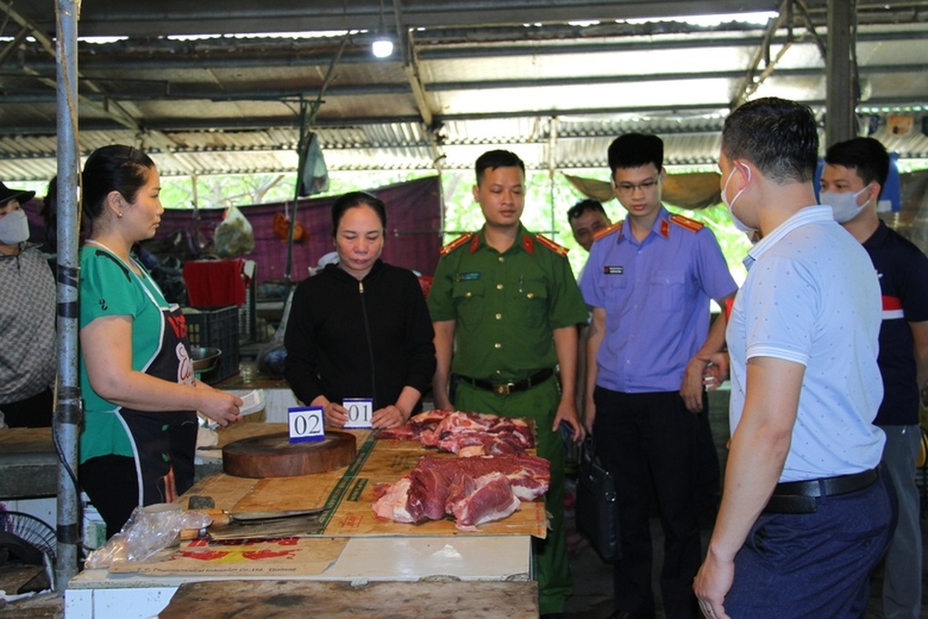 Nữ quái dùng chiêu trò để chiếm đoạt tiền của các tiểu thương - 1 Nữ quái dùng chiêu trò để chiếm đoạt tiền của các tiểu thương - 1
