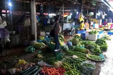 Mưa kéo dài, rau xanh đồng loạt tăng giá