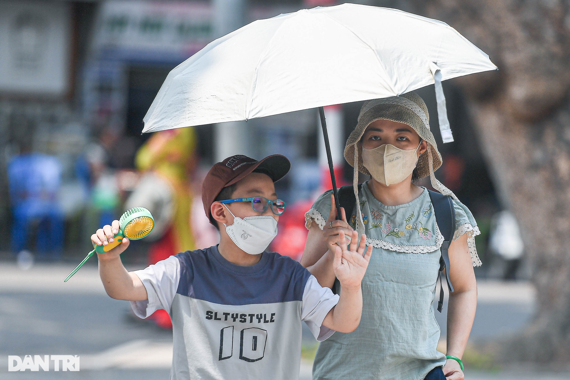 Nắng nóng gay gắt, người dân Thủ đô khổ sở ở các điểm vui chơi - 8 Nắng nóng gay gắt, người dân Thủ đô khổ sở ở các điểm vui chơi - 8