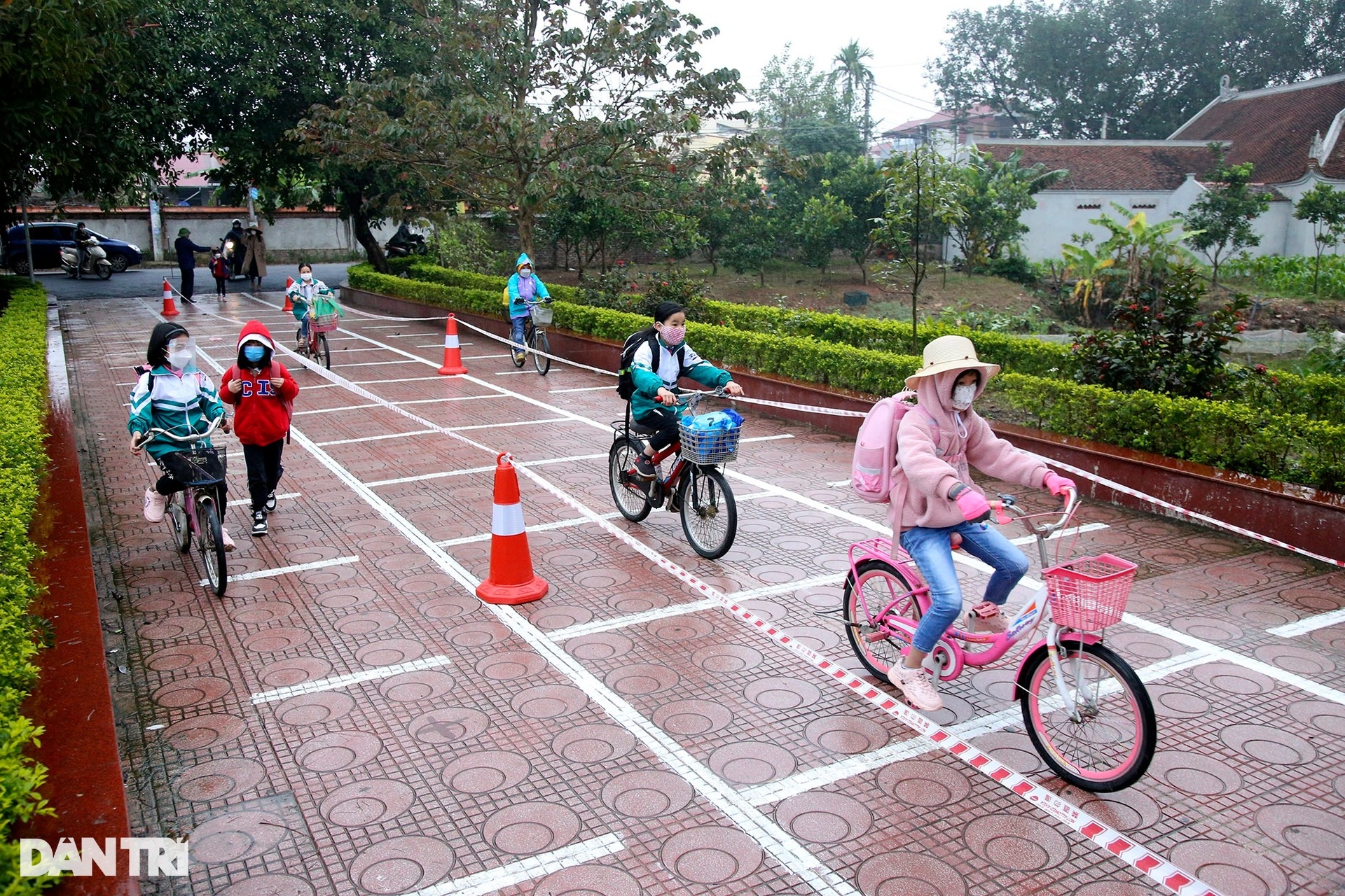 Học sinh lớp 1-6 các huyện ở Hà Nội đội mưa rét trở lại trường sau 10 tháng - 7 Học sinh lớp 1-6 các huyện ở Hà Nội đội mưa rét trở lại trường sau 10 tháng - 7