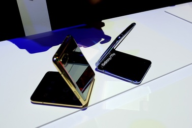 Cận cảnh smartphone màn hình gập Galaxy Z Flip - Nhỏ gọn và bóng bẩy