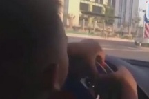 Cha quay video con 3 tuổi tự lái xe ô-tô lạng lách trên đường