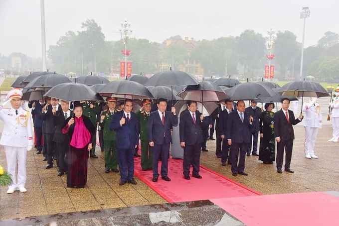 Các đồng chí lãnh đạo, nguyên lãnh đạo Đảng, Nhà nước viếng Chủ tịch Hồ Chí Minh.