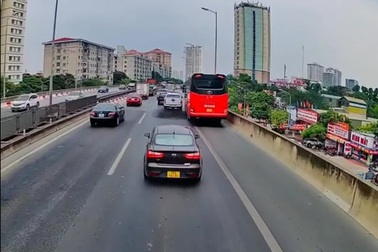 Tài xế xe bán tải kiên quyết chặn xe khách chạy vào làn dừng khẩn cấp