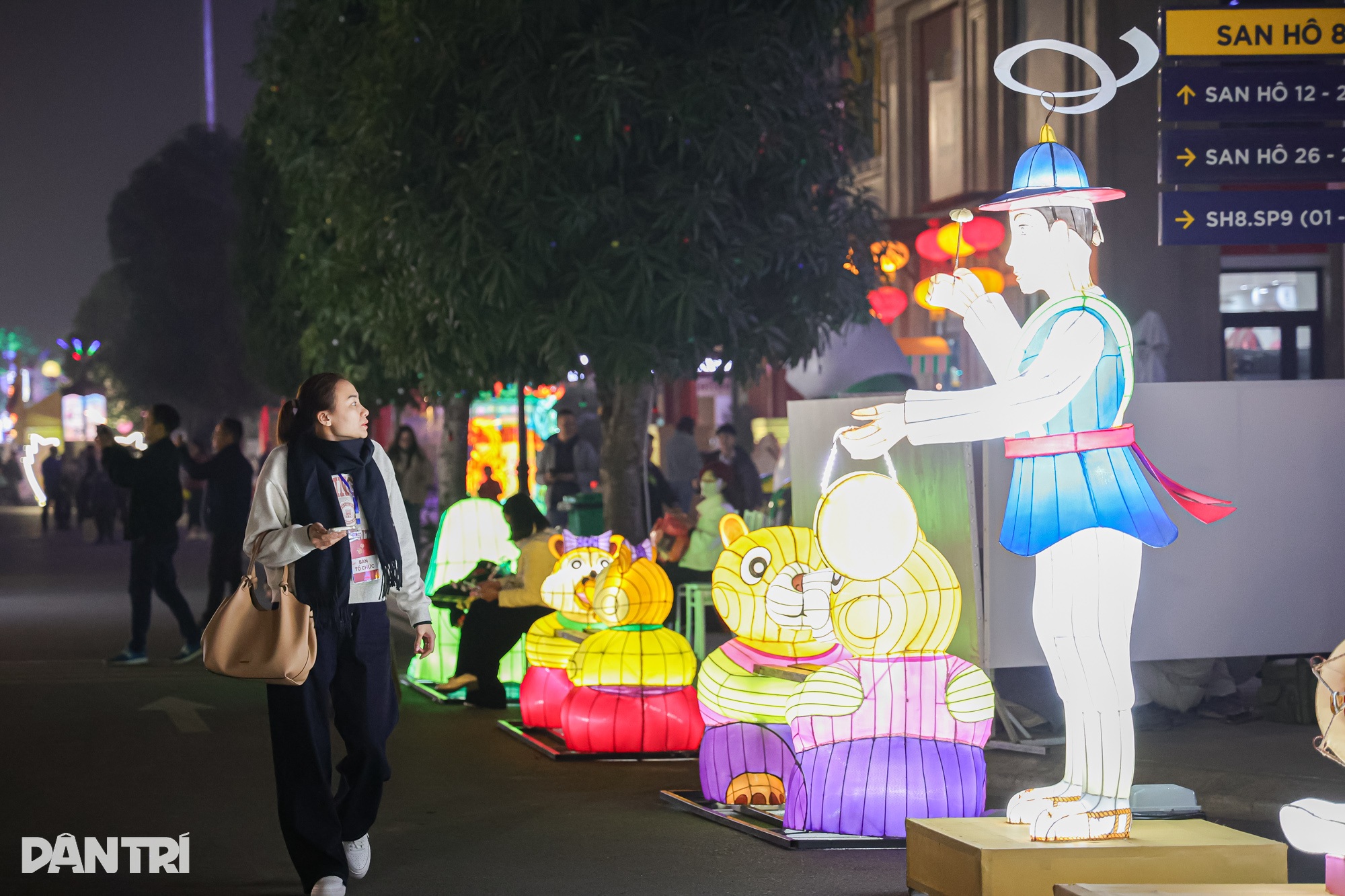 ໂຄມໄຟຂະໜາດໃຫຍ່ 70 ແມັດ ສ້າງຄວາມແປກໃຈໃຫ້ນັກທ່ອງທ່ຽວຊາວຍີ່ປຸ່ນ: ຊາວຫວຽດນາມ ມີຄວາມຄິດສ້າງສັນ! - 7 Đèn lồng khổng lồ 70m làm khách Nhật bất ngờ: Người Việt quá sáng tạo! - 7