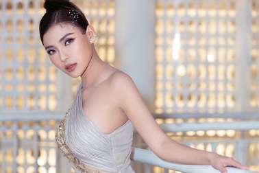 Thúy Diễm khoe chân dài trên thảm đỏ