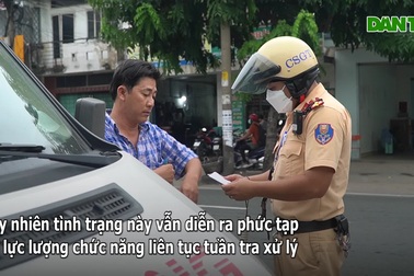 Tài xế xe khách bật khóc khi bị CSGT TPHCM kiểm tra