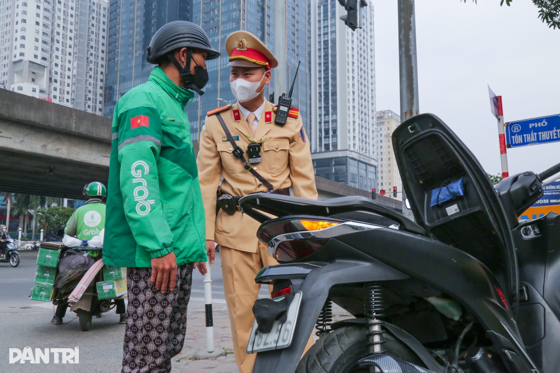 Bị xử phạt lỗi che biển số, tài xế phân trần: Ai che chứ tôi không biết - 6