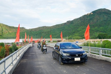 Dân mừng đến quên ăn khi thoát cảnh “nín thở” đi cầu tạm qua sông