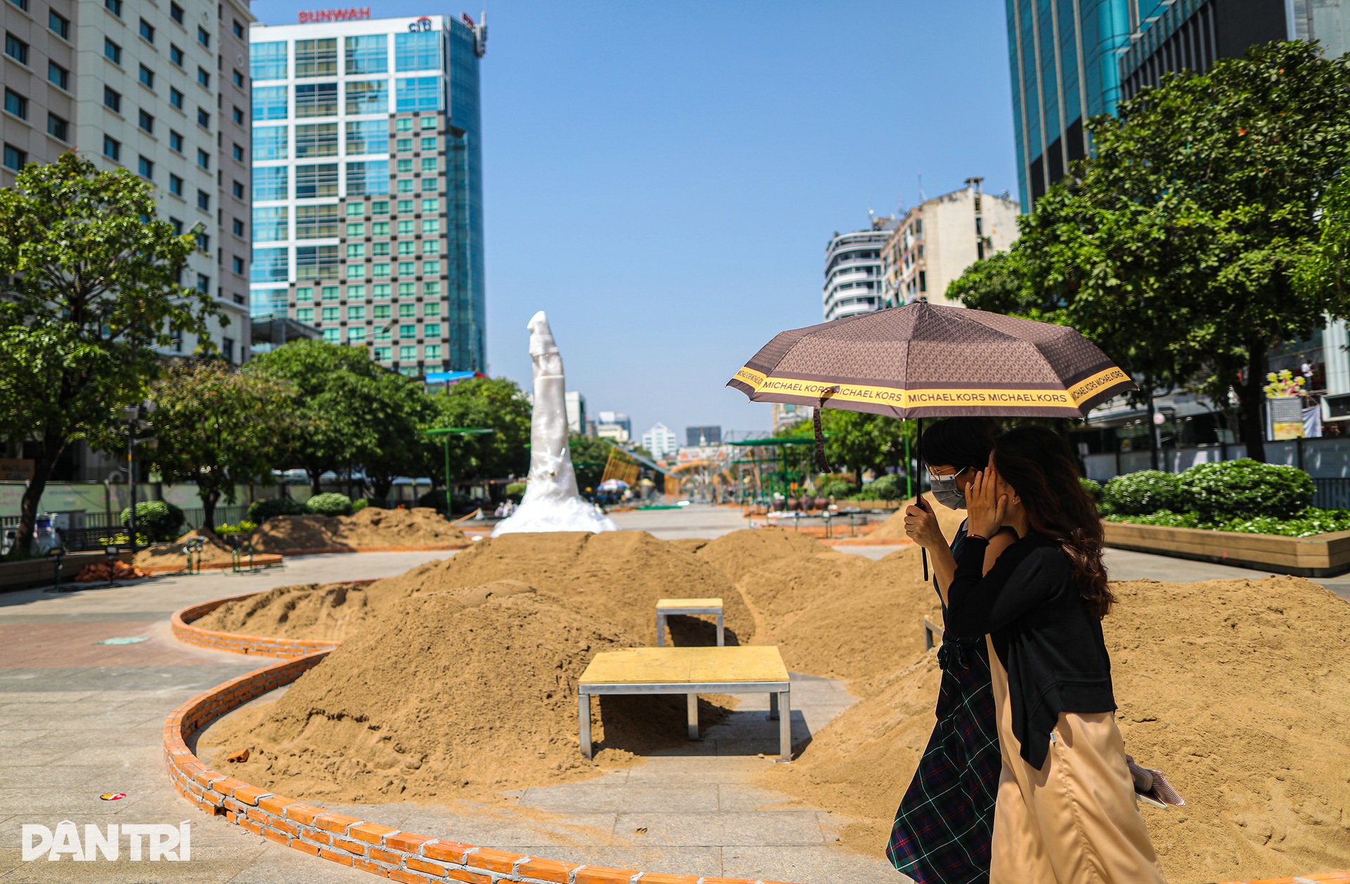 Lộ diện linh vật rồng khổng lồ dài 100m trên đường hoa Nguyễn Huệ - 15 Lộ diện linh vật rồng khổng lồ dài 100m trên đường hoa Nguyễn Huệ - 15