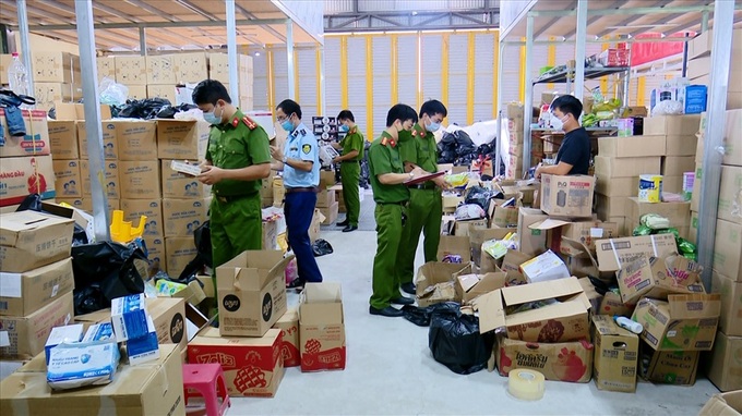 Công an Ninh Bình phát hiện &quot;tổng kho&quot; hàng lậu trị giá khoảng 2 tỷ đồng - Ảnh 1.