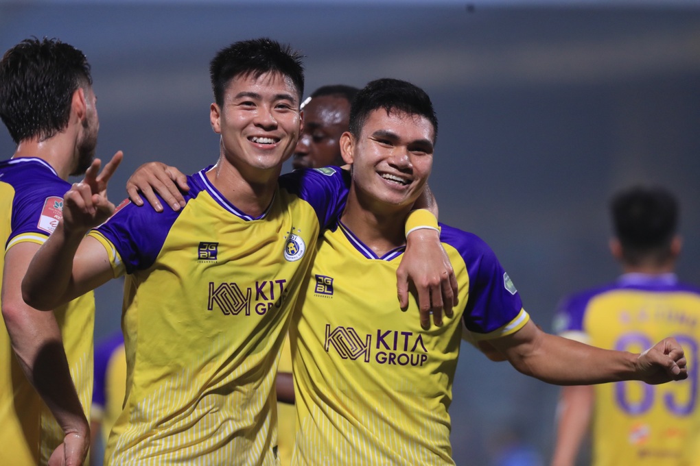 Tuấn Hải ghi bàn và dính chấn thương trong ngày HLV Troussier dự khán - 2