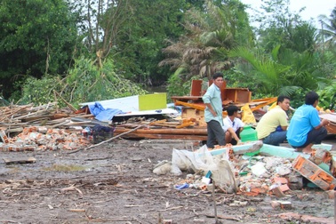 Mưa lớn kèm lốc xoáy làm sập nhà, hai vợ chồng thương vong