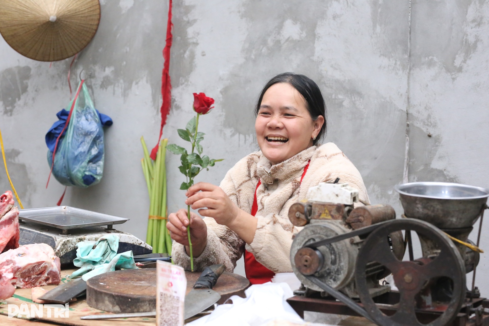 Cô giáo tặng hàng trăm bông hồng cho người dưng và cái kết ấm áp - 5 Cô giáo tặng hàng trăm bông hồng cho người dưng và cái kết ấm áp - 5