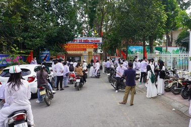 Vụ hàng chục học sinh không được dự khai giảng: Hiệu trưởng nói gì?