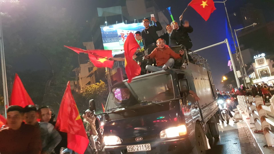 Hàng vạn người hâm mộ xuống đường mừng U22 Việt Nam vô địch SEA Games - 38 Hàng vạn người hâm mộ xuống đường mừng U22 Việt Nam vô địch SEA Games - 38