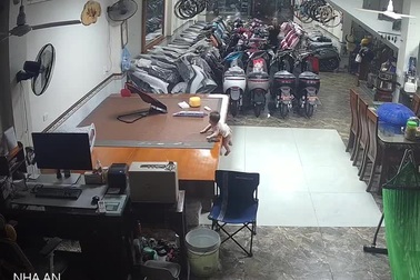 Người phụ nữ có mặt kịp lúc, cứu em nhỏ khỏi tai nạn nguy hiểm