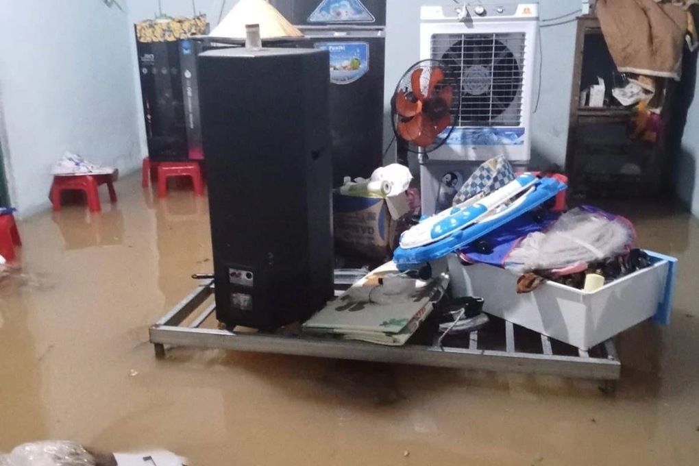 Mưa trắng trời, nước lũ tràn vào nhà dân, thủy điện xả điều tiết - 2 Mưa trắng trời, nước lũ tràn vào nhà dân, thủy điện xả điều tiết - 2