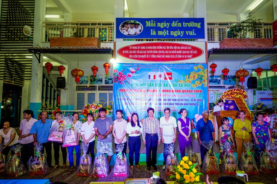 Nhựa Long Thành trao quà Tết cho các hộ nghèo - 2