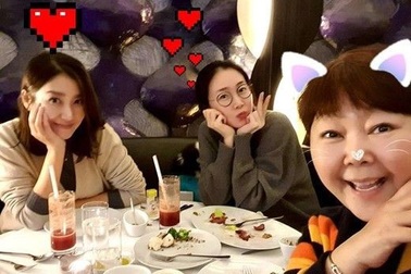 Choi Ji Woo trẻ trung và thon thả khi mang thai ở tuổi 45