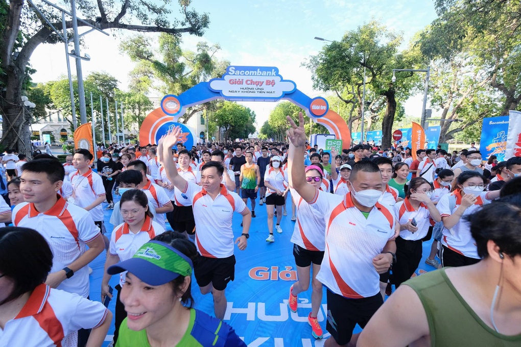 2.000 người trẻ tham gia giải chạy tại bờ hồ Hoàn Kiếm - 2