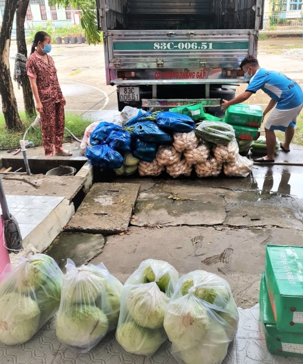 Giáo viên gác nghỉ hè, cùng nhau nấu cơm ủng hộ tuyến đầu chống dịch - 2 Giáo viên gác nghỉ hè, cùng nhau nấu cơm ủng hộ tuyến đầu chống dịch - 2