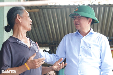 Bí thư Bình Định đến nhà dân vận động nhường đất cho cao tốc Bắc - Nam