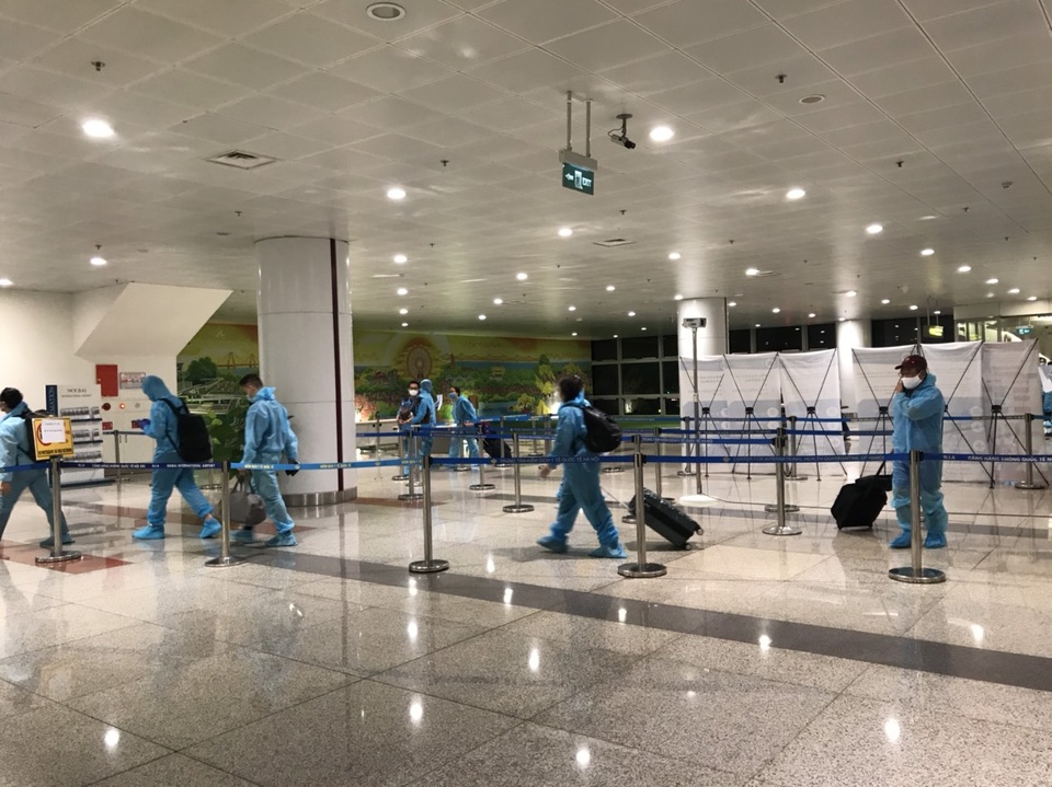 Hình ảnh đoàn khách đầu tiên tới Việt Nam sau 6 tháng “đóng cửa” bầu trời - 5 Hình ảnh đoàn khách đầu tiên tới Việt Nam sau 6 tháng “đóng cửa” bầu trời - 5