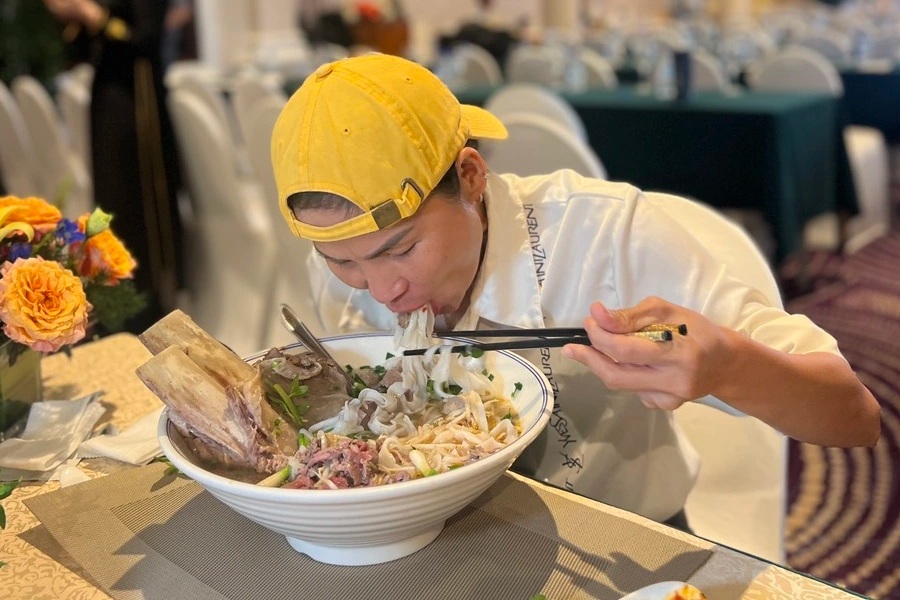 Wie gewährleistet das Pho Festival die Lebensmittelsicherheit, wenn es viele Gerichte in den Park bringt? - 1 Mang nhiều món đến công viên, Lễ hội Phở đảm bảo an toàn thực phẩm thế nào? - 1