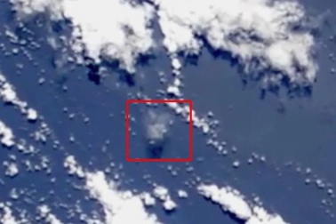 Ngỡ ngàng UFO hình khối lơ lửng trên đại dương, chuẩn bị bay vào không gian