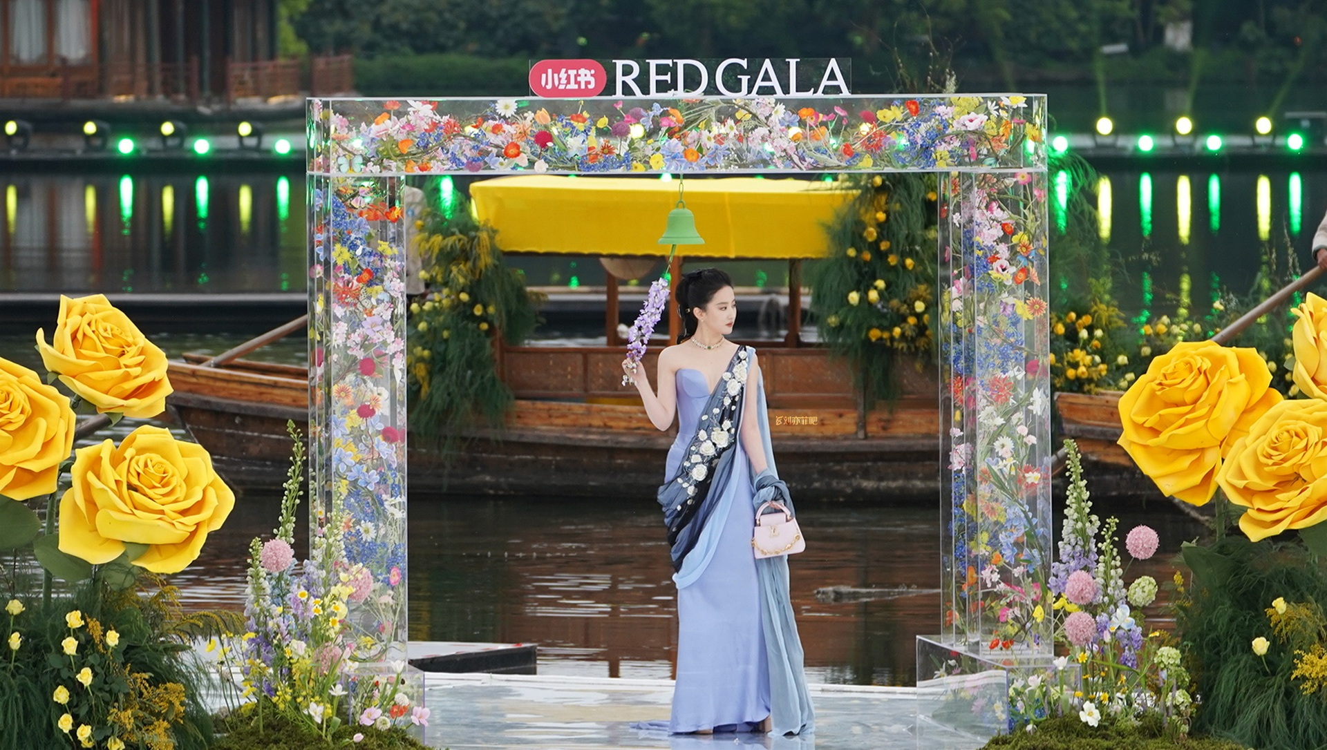 Lưu Diệc Phi ở đỉnh cao nhan sắc, các nghệ sĩ lứa sau thành người hâm mộ - 8 Lưu Diệc Phi ở đỉnh cao nhan sắc, các nghệ sĩ lứa sau thành người hâm mộ - 8