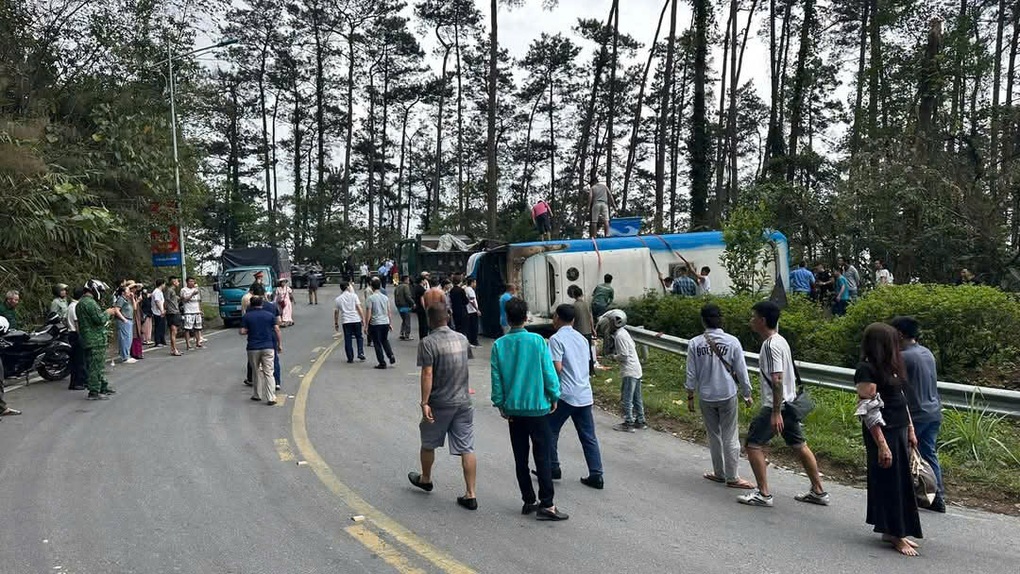 Ô tô khách lật trên đèo Tam Đảo, nhiều người bị thương - 2 Ô tô khách lật trên đèo Tam Đảo, nhiều người bị thương - 2