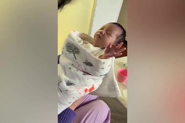 Em bé sơ sinh dùng tay ra dấu "Ok" khi đã bú no