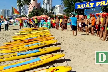 Nghẹt thở thi bơi ván tiếp sức trên bãi biển Nha Trang