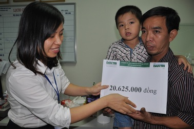 Tiếp tục trao hơn 20 triệu đồng đến với bố con anh Trường