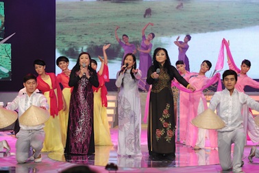 Thu Hiền, Hương Lan, Vân Khánh tham gia Tiếng hát mãi xanh