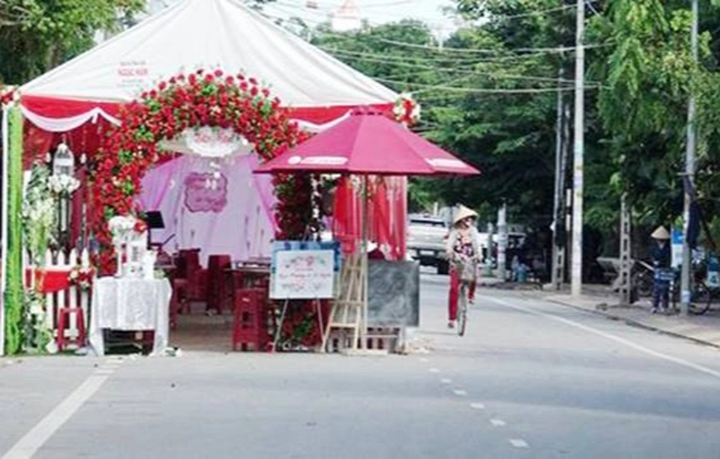 Dựng rạp đám cưới chiếm vỉa hè, lòng đường có bị phạt không? - 1 Dựng rạp đám cưới chiếm vỉa hè, lòng đường có bị phạt không? - 1