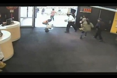 Video đổ xăng đốt ngân hàng, không ngờ “gậy ông đập lưng ông”