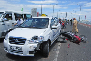 Taxi lấn đường tông xe máy, cầu Sông Hàn tắc gần 2 giờ 