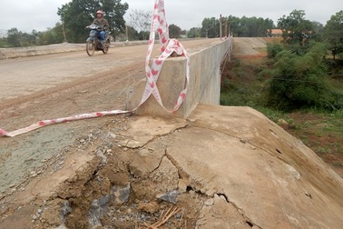 Cầu gần 30 tỷ chưa hoàn thành nhưng đã có dấu hiệu xuống cấp?