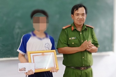 Công an Bạc Liêu tặng giấy khen học sinh lớp 8 đuổi bắt trộm