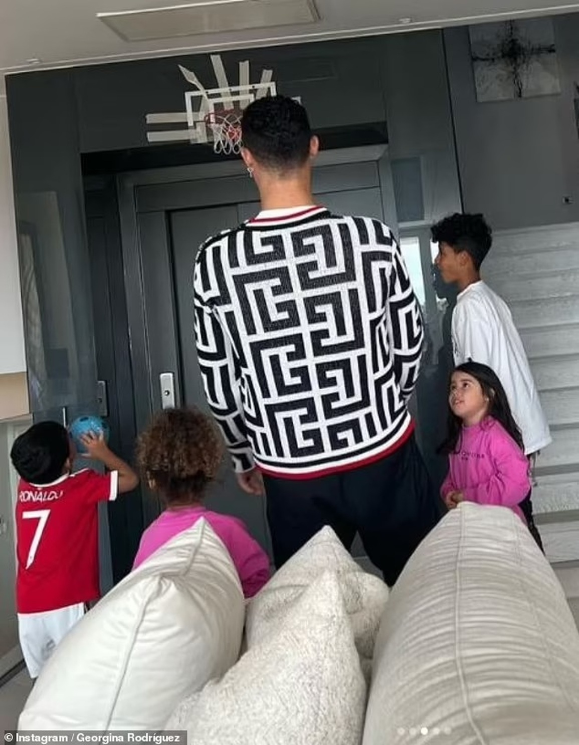 Bạn gái gọi Ronaldo là người cha tuyệt vời nhất thế giới - 5 Bạn gái gọi Ronaldo là người cha tuyệt vời nhất thế giới - 5