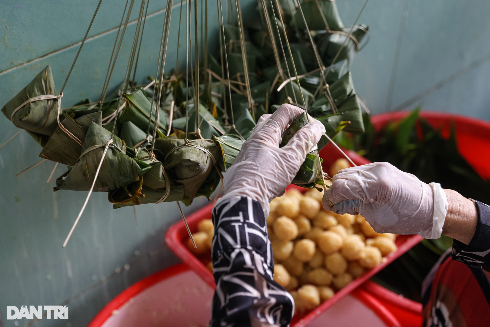 Hơn nửa thế kỷ giữ lửa nồi bánh ú lá tre dịp Tết Đoan Ngọ - 5