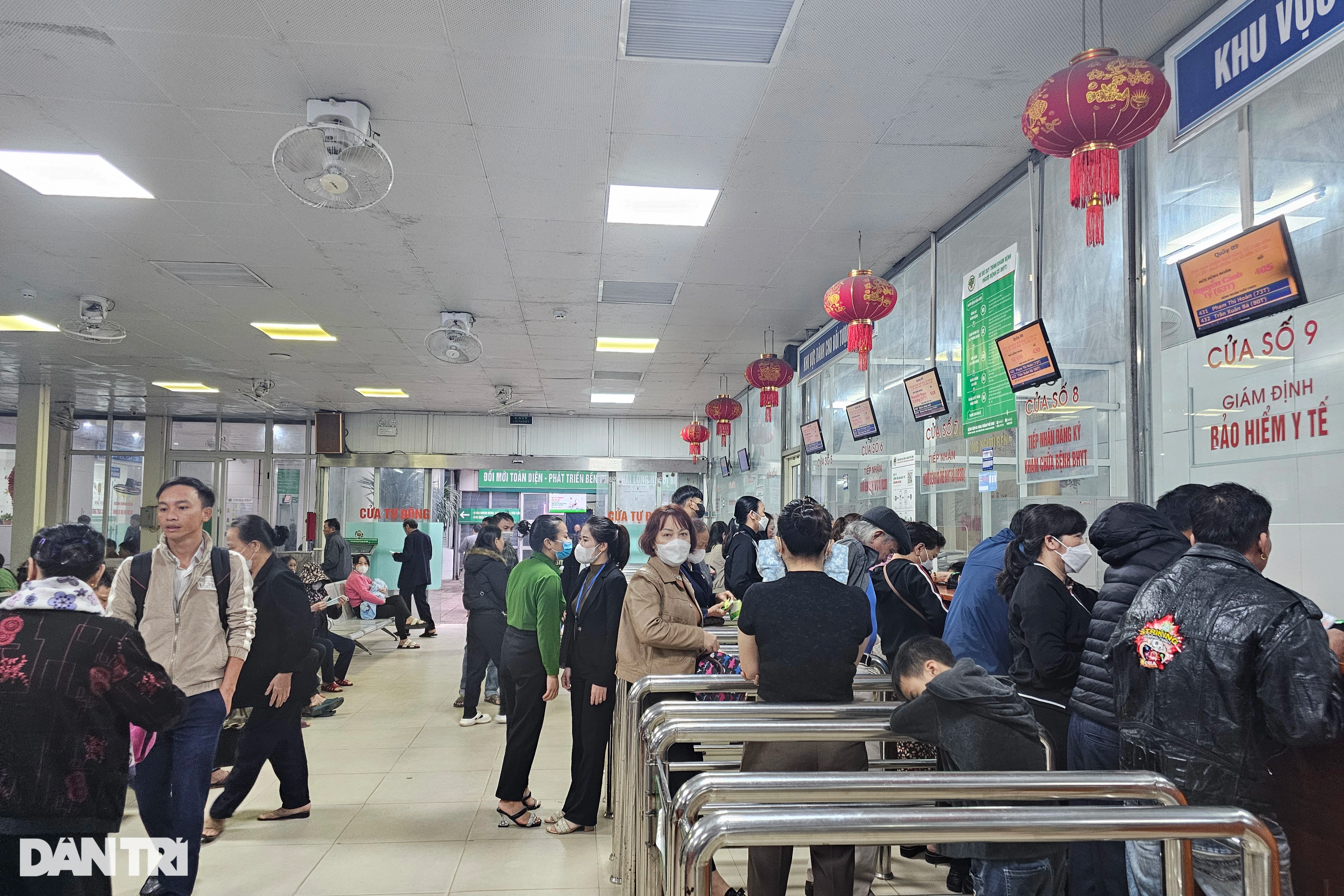 Bệnh nhân chờ đợi, bác sĩ tăng ca vì bệnh viện thiếu thiết bị - 1 Bệnh nhân chờ đợi, bác sĩ tăng ca vì bệnh viện thiếu thiết bị - 1